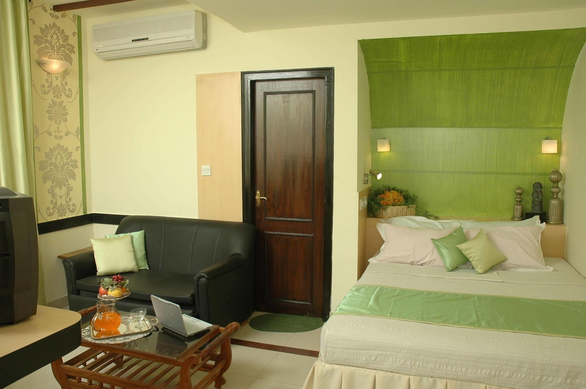 Istay Hotels Infantry Road Bangalore Extérieur photo